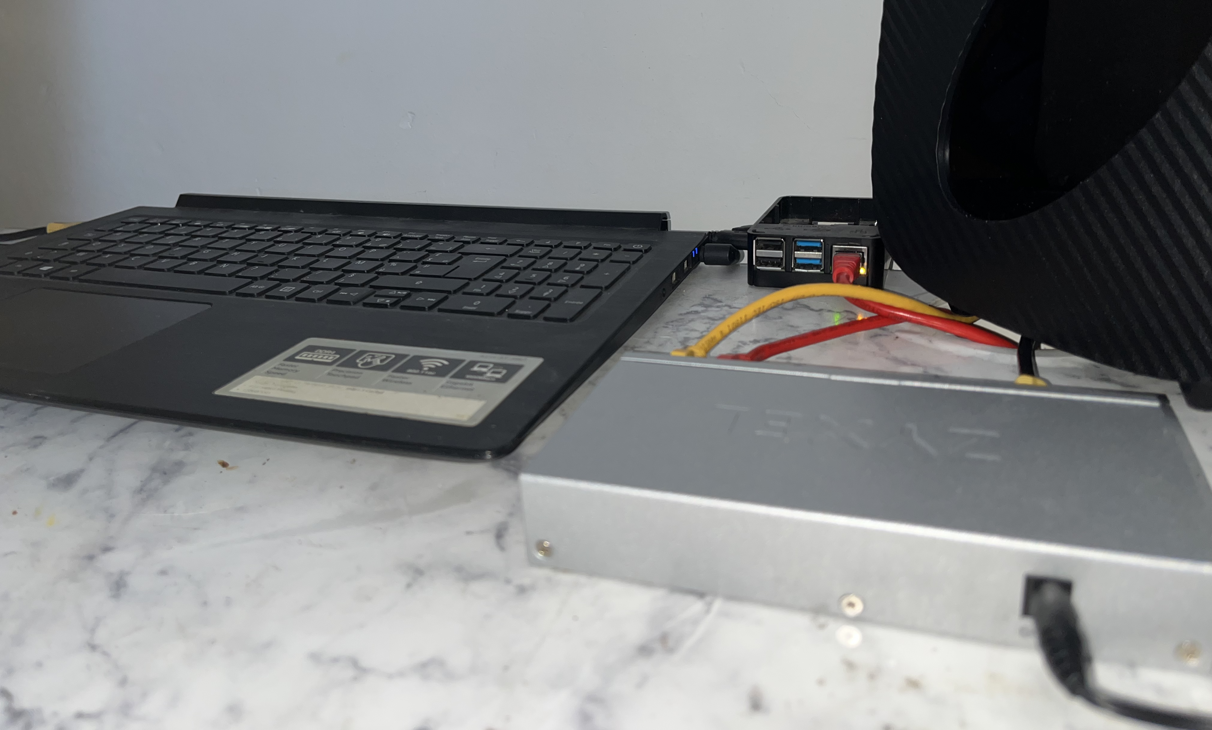 Setup physique du homelab (laptop Proxmox, switch Zyxel, RPi4, box)