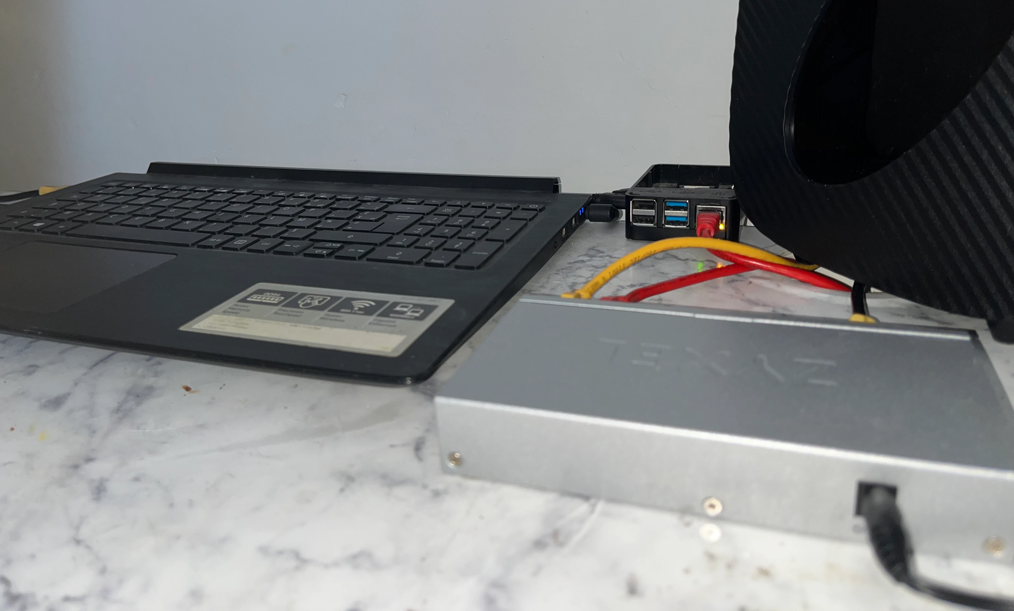 Setup physique du homelab (laptop Proxmox, switch Zyxel, RPi4, box)